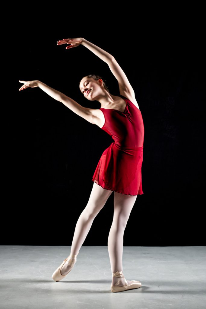 Ballerina in rotem Kleid