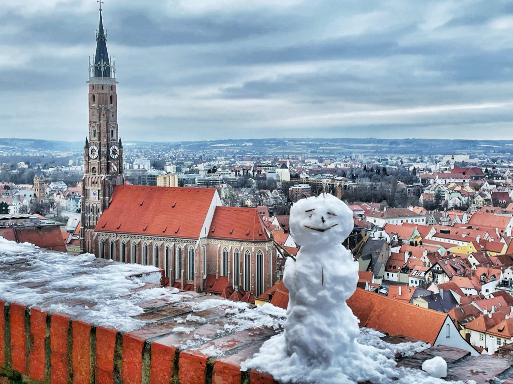 Landshuter Altstadt von der Burg Trausnitz aus im Winter mit Schneemann im Vordergrund