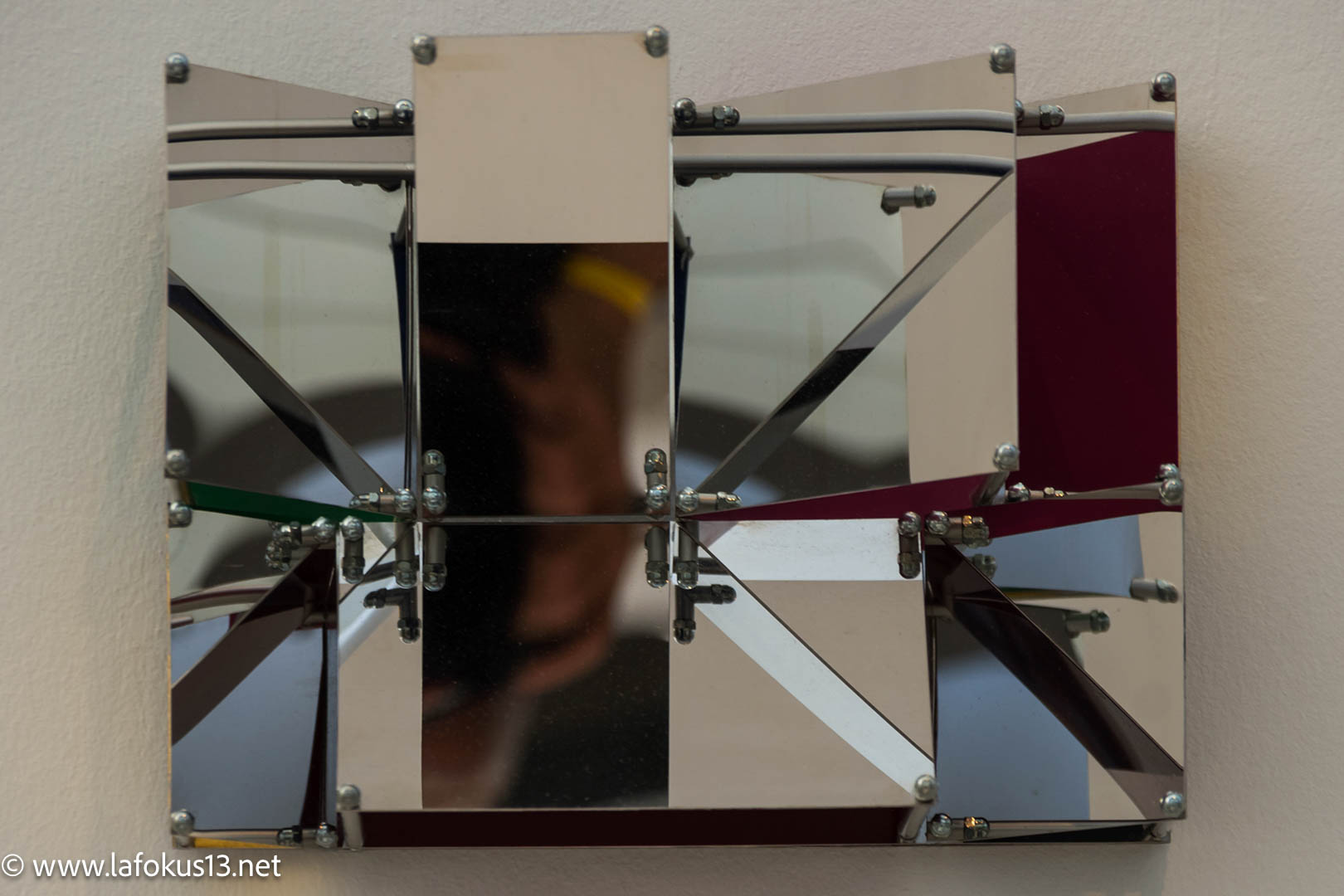 Selfie in einem mehrteiligen Spiegel. Bild in Farbe.