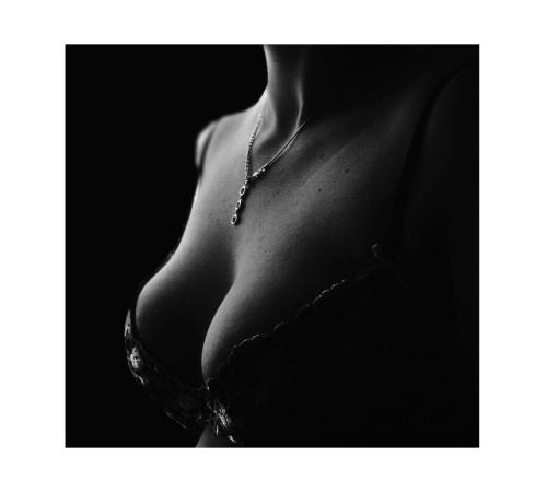 Büste einer Frau, schwarzweiß
