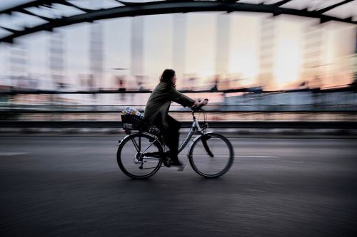 eine Fahrradfahrerin auf der Hackerbrücke.