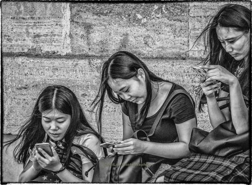 Drei Frau stöbern in Ihren Handy