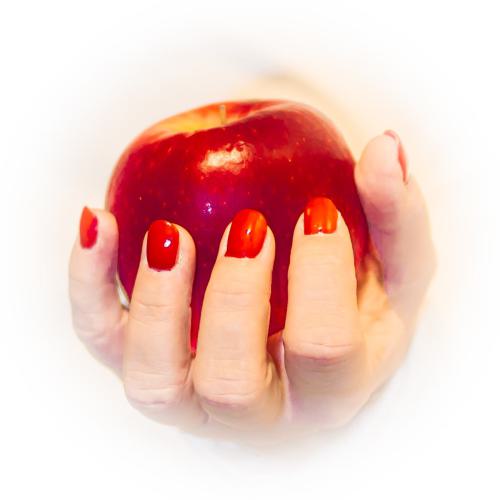Einen Apfel haltende Hand