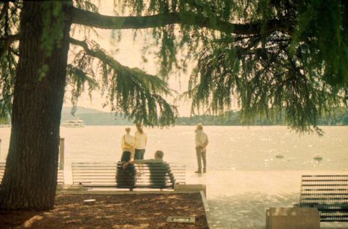 Ein See mit vier Personen am Ufer