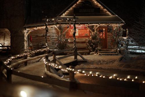Hütte und Brücke mit Weihnachtsbeleuchtung