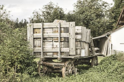 Ein alter Holzwagen, beladen mit Holzkisten.