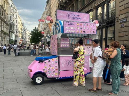 Eine Warteschlange vor einem Eiswagen in Wiener Innenstadt.