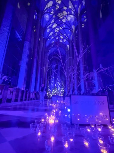 Kirche Innenraum in Blau