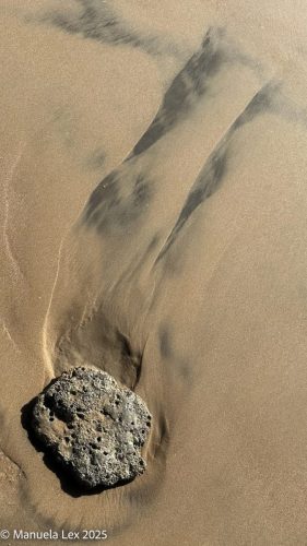 der-wandernde-Stein im Sand