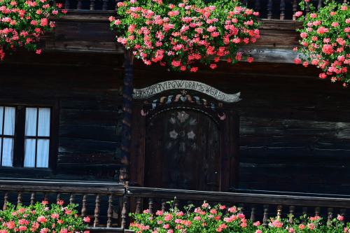 Ein Balkon mit Blumen vom Bauernhof.