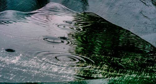 Regen, die Wasserringe erzeugen.