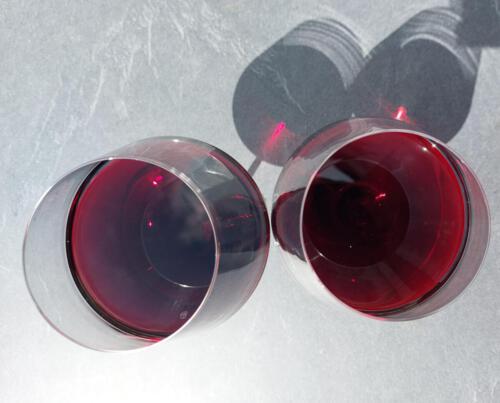Zwei Weingläser mit Rotwein von oben