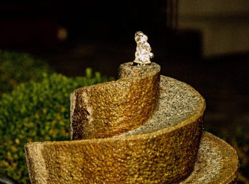 WW 005 Fotografieren-mit-Blitz Reflektion-einer-LED-Wasserspiel