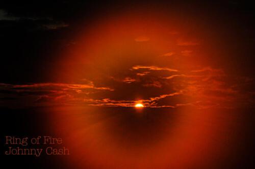 Sonnenuntergang mit einem roten Ring um die Sonne