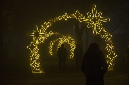 illuminierter-Weg-zum-Weihnachtsmarkt