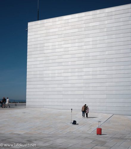 roter-Koffer-weisse-Wand